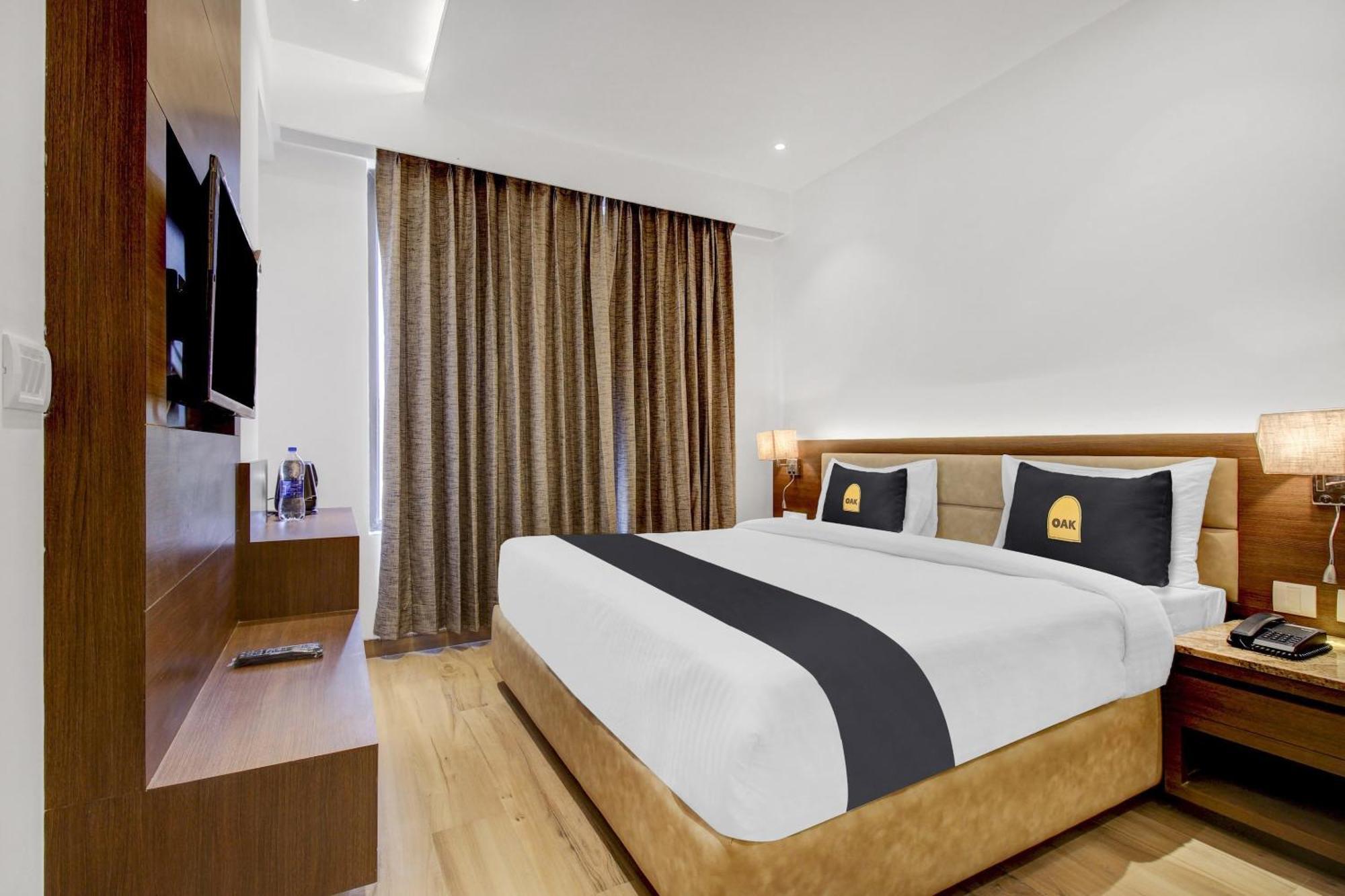 Super Townhouse Oak Aurelia Grand Hotel Lucknow Buitenkant foto