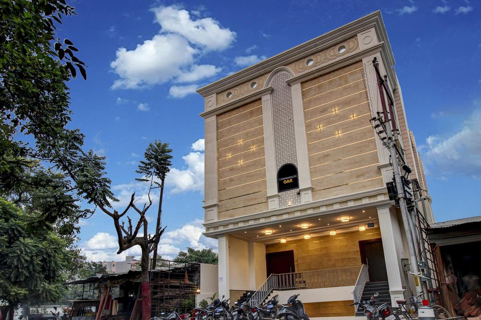 Super Townhouse Oak Aurelia Grand Hotel Lucknow Buitenkant foto