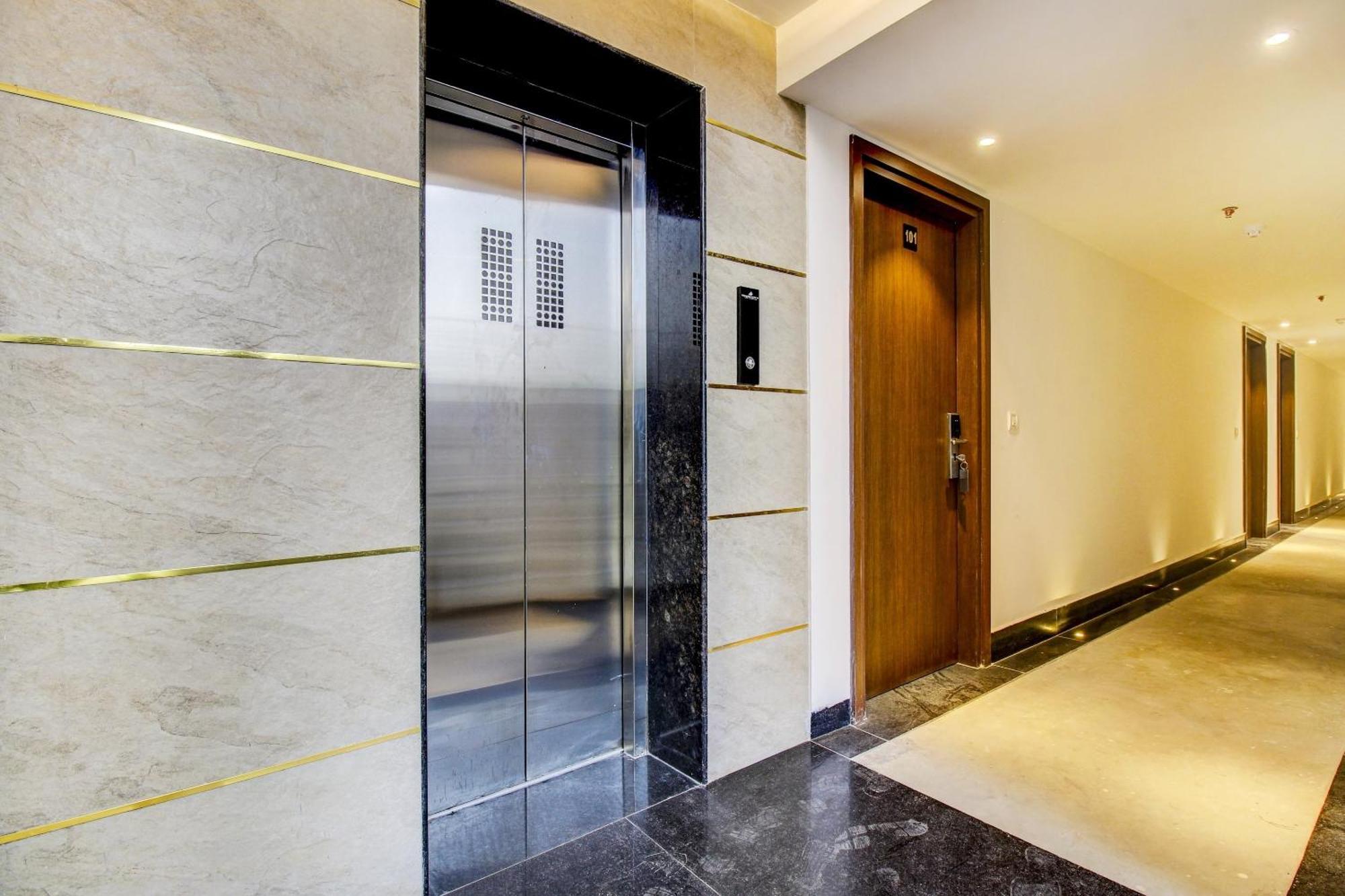 Super Townhouse Oak Aurelia Grand Hotel Lucknow Buitenkant foto