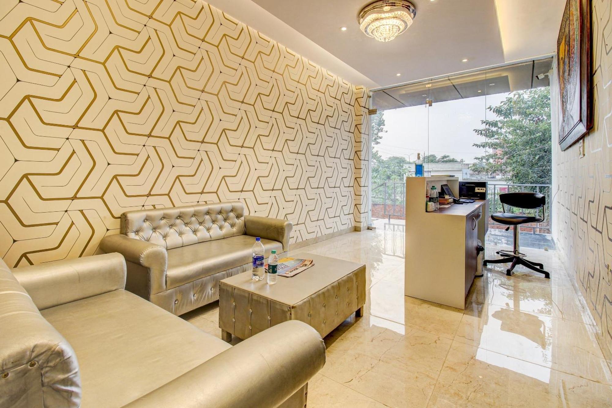 Super Townhouse Oak Aurelia Grand Hotel Lucknow Buitenkant foto