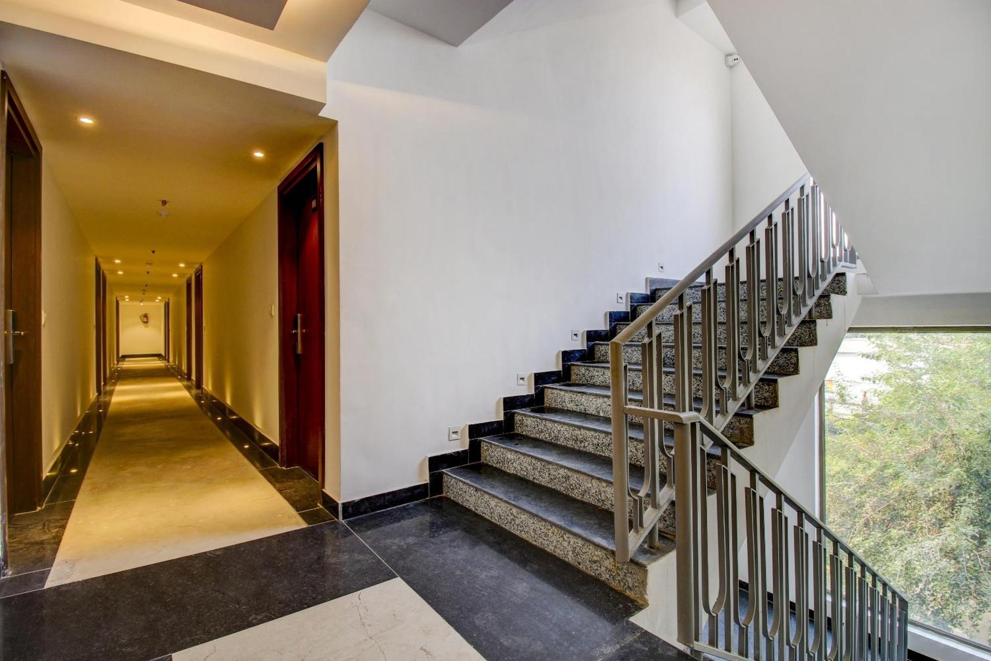 Super Townhouse Oak Aurelia Grand Hotel Lucknow Buitenkant foto