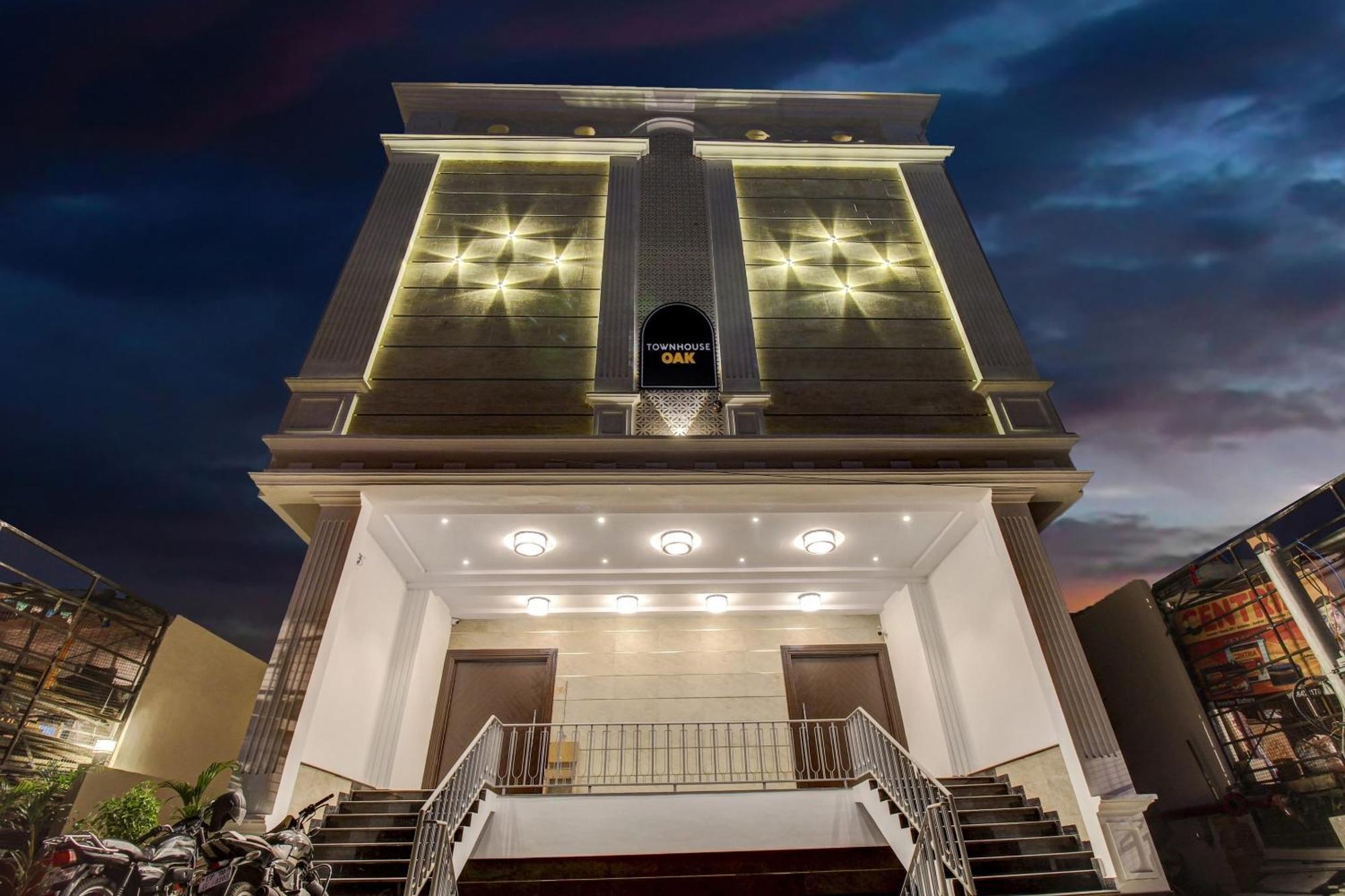 Super Townhouse Oak Aurelia Grand Hotel Lucknow Buitenkant foto