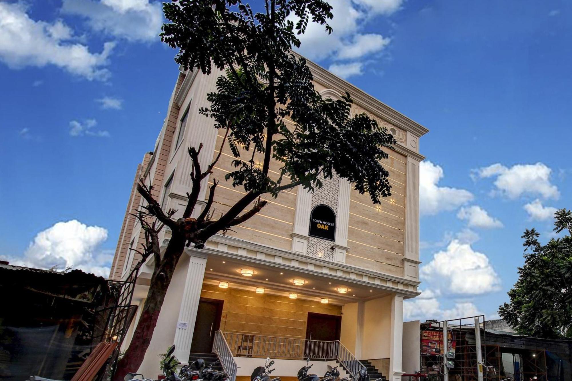 Super Townhouse Oak Aurelia Grand Hotel Lucknow Buitenkant foto