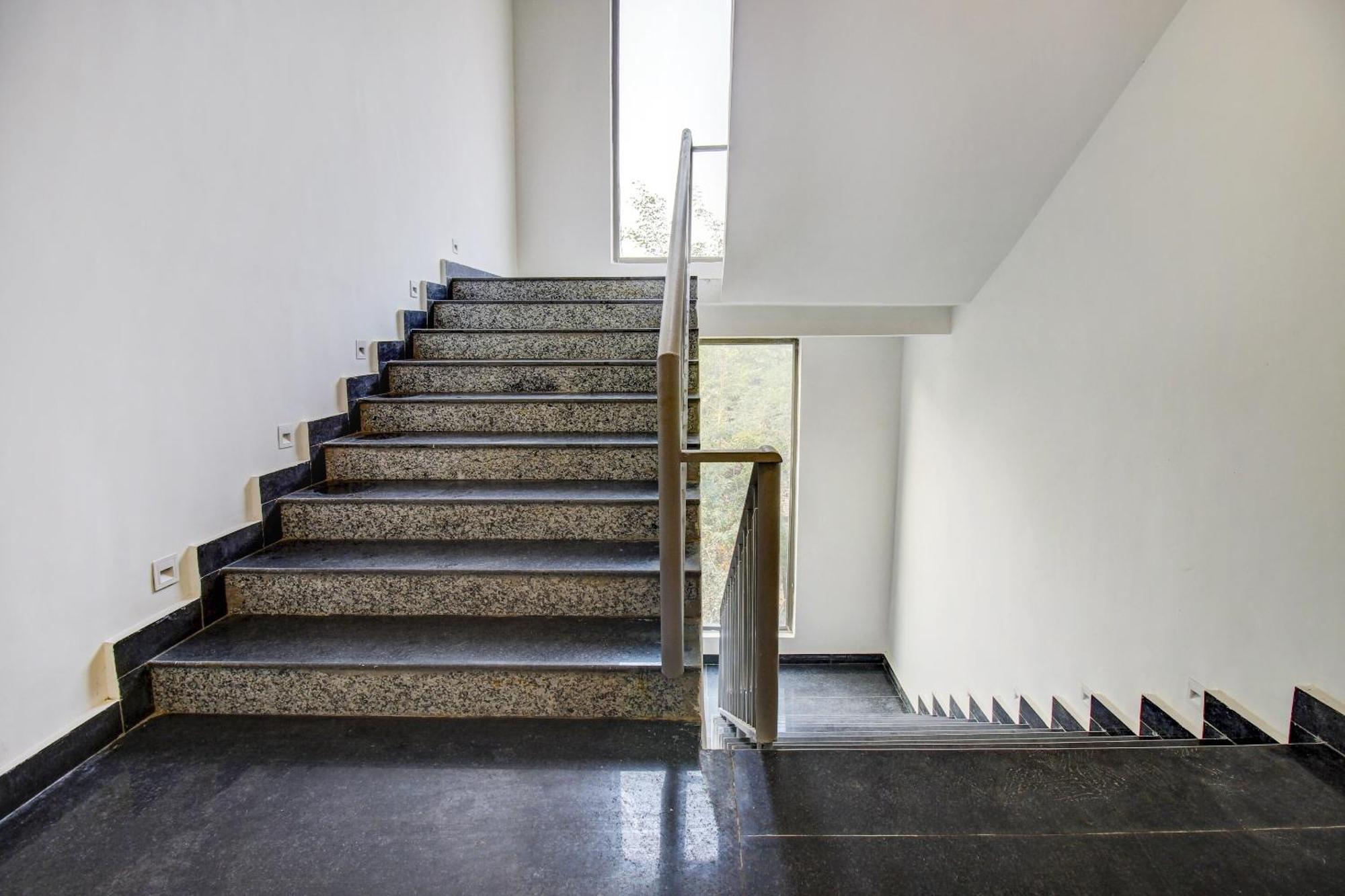 Super Townhouse Oak Aurelia Grand Hotel Lucknow Buitenkant foto