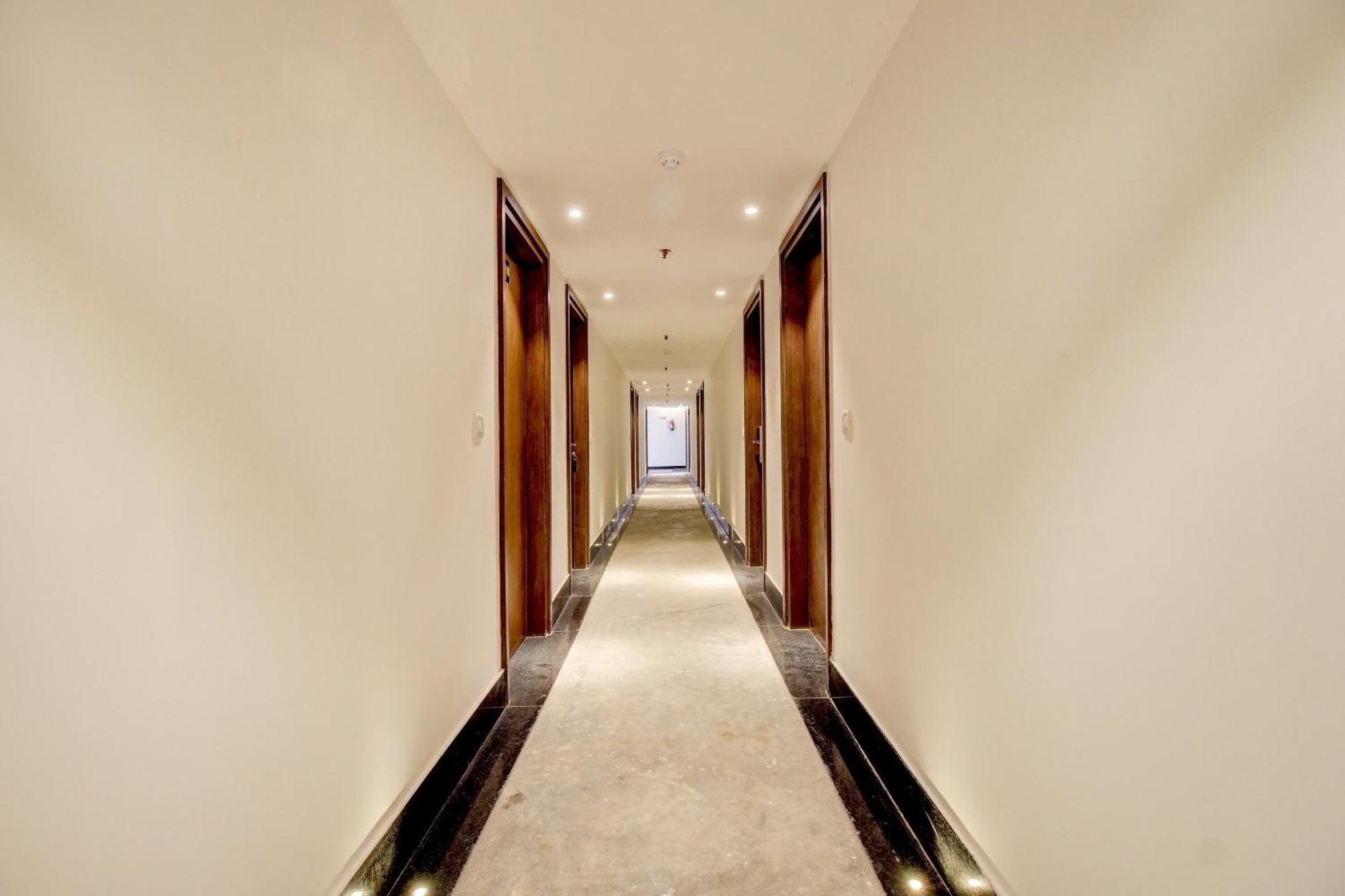 Super Townhouse Oak Aurelia Grand Hotel Lucknow Buitenkant foto