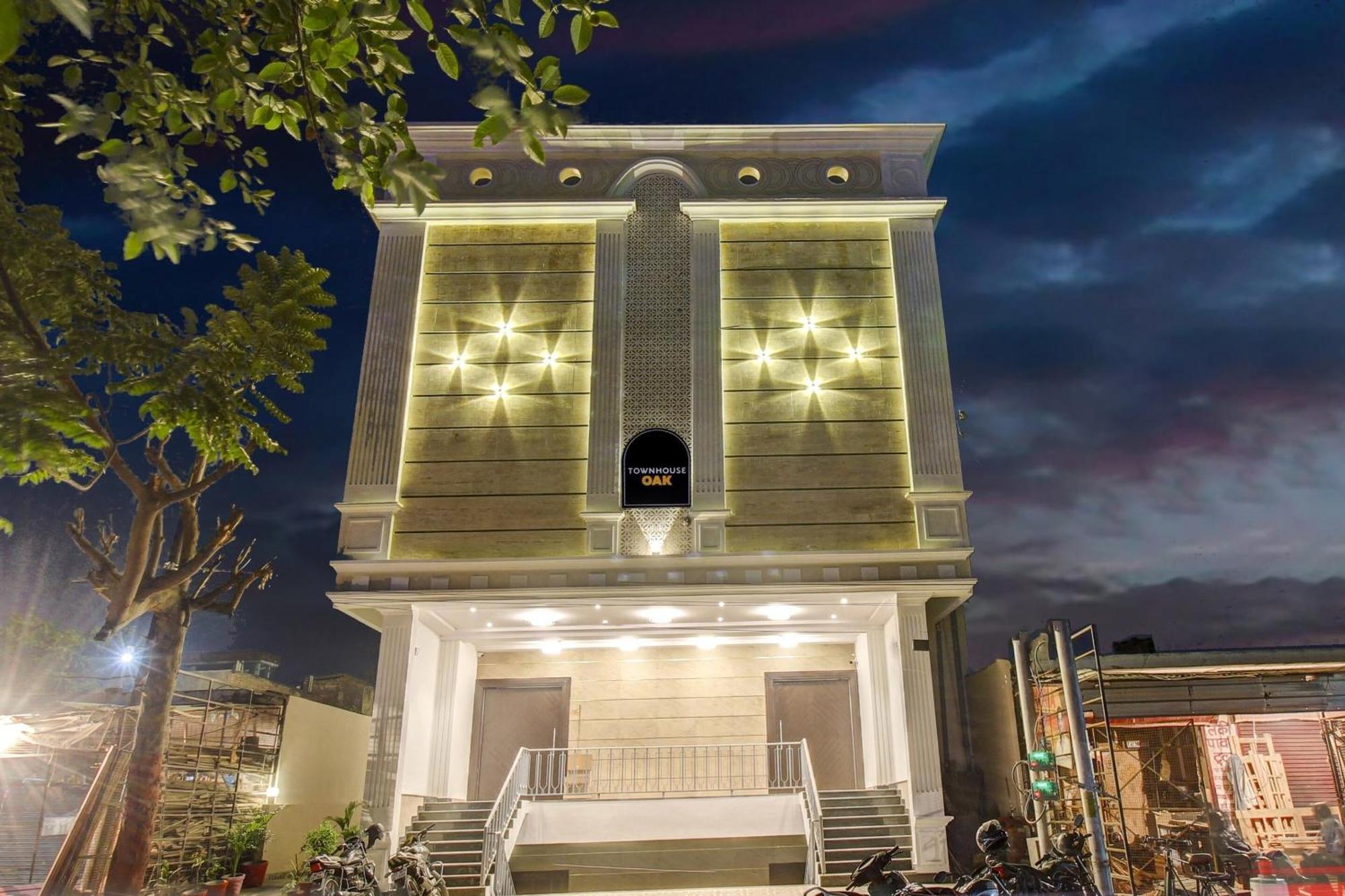 Super Townhouse Oak Aurelia Grand Hotel Lucknow Buitenkant foto